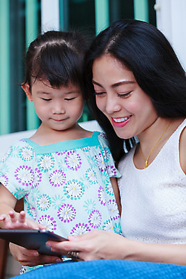 포토 JPG 해외이미지 학생 라이프스타일 여자 교육 행복 어린이 인터넷 엄마 휴식 함께함 기술 사랑 사람 동양인 성인 두명 세로 노트북 스터디 육아 연결 온라인 개발 온라인강의 해외202004 해외포토 감정 컨셉 가족 인종 생활 전자제품 학습 강의 파일형식 언택트 이미지허브