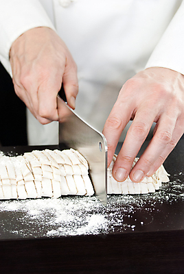 포토 JPG 해외이미지 백인 직업 음식 유니폼 파스타 기술 스파게티 요리 한명 사람 주방 식당 요리사 이탈리아 흰색 기구 신선 면 업무 칼 맛 자르기 서비스 밀가루 고립 핸드메이드 해외202004 해외포토 서양인 1 옷 유럽 컬러 컨셉 모션 서양음식 상점 작업 가루 파일형식 이미지허브