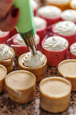 포토 JPG 해외이미지 근접촬영 사람없음 아웃포커스 제과 달콤 작음 생크림 제빵 미니 짤주머니 타르트 휘핑크림 해외202004 채우기 해외포토 빵 뷰포인트 모션 촬영기법 제과제빵 맛 크기 크림 파이_빵 제빵도구 휘핑 파일형식 이미지허브