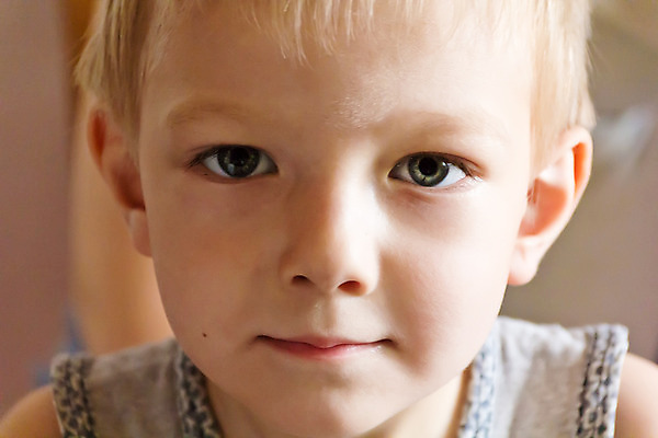 포토 JPG 해외이미지 백인 유럽 어린이 남학생 한명 소년 흰색 6 7 해외202004 해외포토 서양인 1 학생 남자 나라 컬러 사람 숫자 파일형식 이미지허브