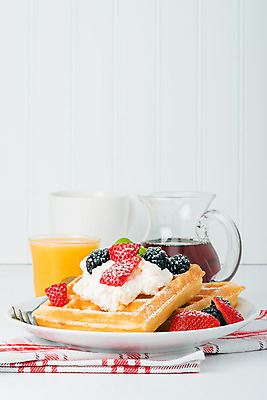 포토 JPG 해외이미지 접시 커피 음식 과일 딸기 디저트 사람없음 쌓기 식사 신선 황금 달콤 아침식사 오렌지주스 설탕 굽기 정사각형 블랙베리 와플 휘핑크림 해외202004 해외포토 도형 식기 음료 모션 맛 과일주스 구이 크림 휘핑 파일형식 이미지허브