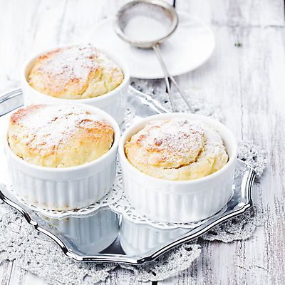 포토 JPG 해외이미지 음식 백그라운드 다이어트 디저트 치즈 요리 사람없음 장식 컵 쿠키 과자 케이크 얼음 빵집 흰색 축하 대접 신선 고급 달콤 설탕 컵케이크 굽기 시골집 심플 칼로리 바닐라 반투명 핸드메이드 프로스팅 벨벳 해외202004 해외포토 자연요소 식기 컬러 컨셉 유제품 주택 건강 상점 맛 실크 구이 제빵 파일형식 이미지허브