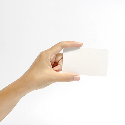포토 JPG 해외이미지 손 종이 명함 실내 들기 신체부위 잡기 보여주기 목업 해외202004 해외포토 모션 사람 내부 파일형식 이미지허브