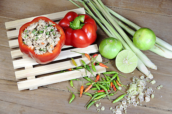 포토 JPG 해외이미지 음식 백그라운드 채소 태국 고추 파프리카 육류 사람없음 빨간색 갈색 식사 저녁식사 샐러드 가루 참치 먹기 허브 향신료 열대기후 핸드메이드 해외202004 해외포토 식물 아시아 컬러 식재료 모션 어류 향미료 파일형식 이미지허브