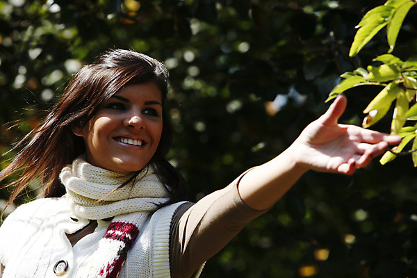 포토 JPG 해외이미지 나무 공원 여자 잎 자연 휴식 한명 사람 야외 청춘 기쁨 아내 해외202004 해외포토 식물 1 공공시설 감정 컨셉 생태계 파일형식 이미지허브