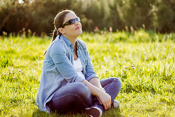 포토 JPG 해외이미지 라이프스타일 공원 꽃 행복 안경 밭 엄마 한명 앉기 여름 태양 임신 해외202004 해외포토 자연요소 식물 1 잡화 계절 공공시설 감정 농업 가족 모션 사람 생활 파일형식 이미지허브