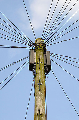 포토 JPG 해외이미지 선 통신 하늘 사람없음 야외 파란색 전선 네트워크 연결 전화기 철사 봉 소통 공급 해외202004 해외포토 컬러 컨셉 파일형식 이미지허브