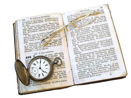 포토 JPG 해외이미지 안경 시계 텍스트 사람없음 책 독서 성경 골동품 시간 오픈 클래식 편지 읽기 손목시계 복고 페이지 고립 구식 분 옛날 해외202004 해외포토 잡화 컨셉 장신구 종교용품 모션 파일형식 이미지허브