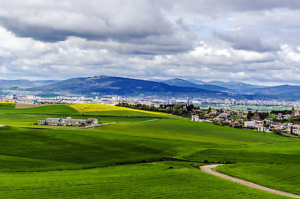 포토 JPG 해외이미지 구름 유럽 백그라운드 밭 농업 자연 하늘 날씨 산 풍경 사람없음 야외 초록색 컬러풀 농장 마을 환경 계곡 어둠 흰색 스페인 해외202004 해외포토 자연요소 나라 산업 컬러 생태계 파일형식 이미지허브