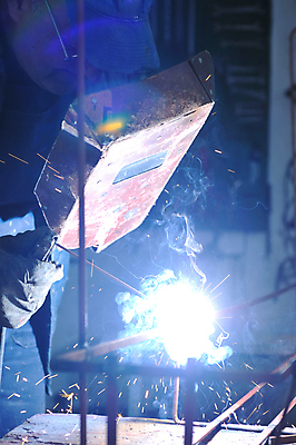 포토 JPG 해외이미지 남자 실내 한명 들기 상반신 성인 옆모습 빛 업무 연기 불똥 용접 용접공 용접기 용접마스크 철강 성인남자한명만 해외202004 해외포토 직업 1 뷰포인트 모션 마스크 사람 내부 작업 남자한명만 성인남자만 파일형식 이미지허브