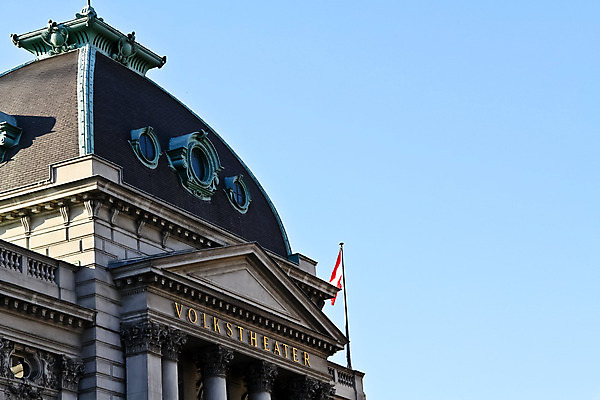 포토 JPG 해외이미지 외관 유럽 고건축 건축양식 하늘 주택 미술 사람 사람없음 건물 장식 파란색 수확 골동품 깃발 기둥 도시 역사 비엔나 오스트리아 극장 묘사 일반 옛날 해외202004 해외포토 건축물 건축 나라 컬러 농업 문화예술 파일형식 이미지허브