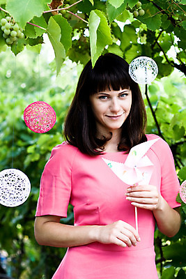 포토 JPG 해외이미지 백인 드레스 행복 분홍색 결혼 휴가 갈색머리 사랑 한명 웃음 초록색 파란색 파티 기쁨 풍차 흰색 잡기 풍선 해외202004 해외포토 서양인 1 헤어스타일 옷 감정 컬러 모션 표정 사람 이벤트 파일형식 이미지허브