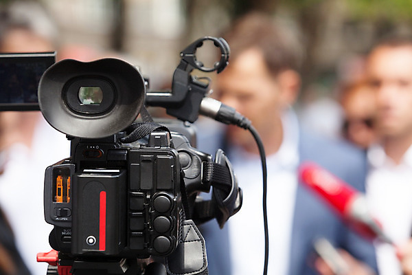 포토 JPG 해외이미지 포즈 통신 관계 회의 사람 이벤트 사람없음 텔레비전 장비 정보 기자 뉴스 마이크 면접 방송 언론 리포터 일반 동영상 운영자 생존 해외202004 해외포토 직업 음향기기 비즈니스 전자제품 파일형식 이미지허브