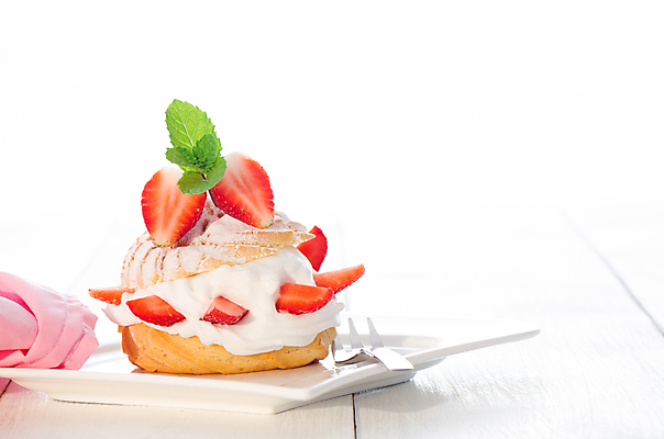 포토 JPG 해외이미지 접시 열매 음식 분홍색 포크 과일 탁자 딸기 휴가 디저트 사람없음 목재 빨간색 초록색 파티 케이크 요식업 빵집 흰색 신선 고명 황금 달콤 상품 가루 설탕 굽기 민트 가득함 크림 냅킨 퍼프 푸딩 프랑스어 폭식 바닐라 페스츄리 스타일 해외202004 해외포토 나무 식물 문자 식기 산업 빵 컬러 가구 재료 이벤트 상점 맛 구이 허브 파일형식 이미지허브