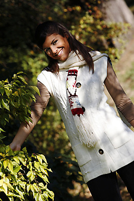 포토 JPG 해외이미지 나무 공원 여자 잎 자연 휴식 한명 사람 야외 기쁨 아내 해외202004 해외포토 식물 1 공공시설 감정 컨셉 생태계 파일형식 이미지허브