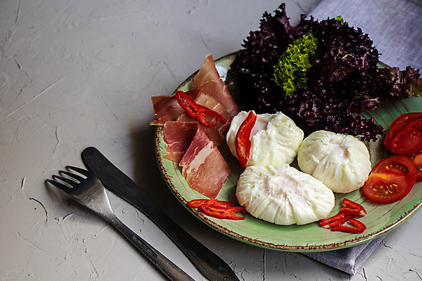 포토 JPG 해외이미지 접시 음식 다이어트 토마토 채소 양파 오이 치즈 건강 요리 사람없음 빨간색 초록색 식사 저녁식사 샐러드 신선 사발 상추 점심식사 채식주의자 해외202004 해외포토 식기 컬러 유제품 사기그릇 채식 파일형식 이미지허브