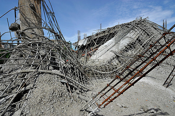 포토 JPG 해외이미지 백그라운드 비즈니스 학교 태국 주택 사람없음 야외 건물 손상 가을 흰색 균열 파편 위험 폭발 폭탄 먼지 고립 도미노 지진 효과 해외202004 해외포토 건축물 계절 교육 아시아 컬러 컨셉 모션 폭발물 자연재해 파일형식 이미지허브