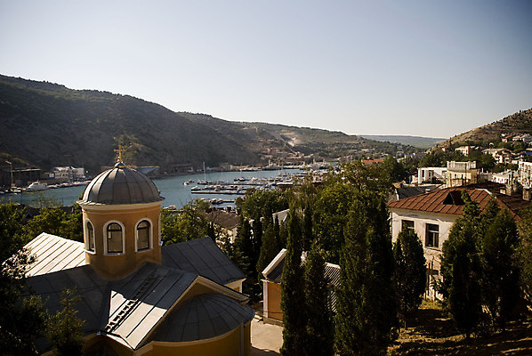 포토 JPG 해외이미지 나무 바다 산 주택 사람없음 교회 항구 만 언덕 타운 우크라이나 해외202004 해외포토 식물 유럽 종교건축 교통시설 건물 도시 파일형식 이미지허브