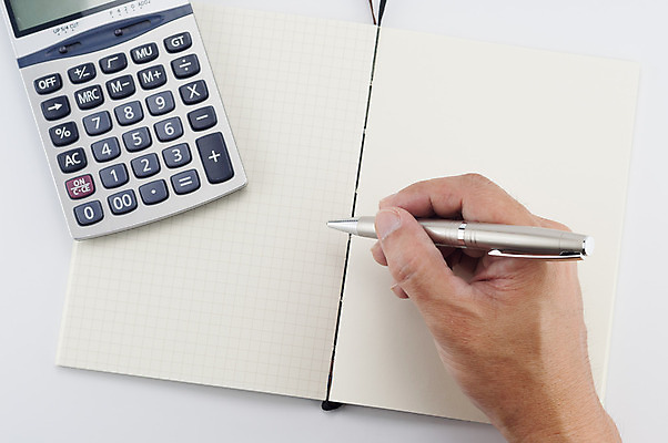 포토 JPG 해외이미지 학생 손 교육 종이 백그라운드 컨셉 비즈니스 손가락 학교 설계 사람없음 책 가로 펜 갈색 검은색 쪽지 공책 공백 계산기 흰색 기록 업무 오픈 계산 편지 책상 페이지 시트 나누기 목차 해외202004 해외포토 컬러 가구 문구용품 신체부위 필기구 장비 작업 수학 사칙연산 파일형식 이미지허브