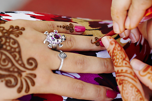 포토 JPG 해외이미지 전통 손 디자인 여자 종교 문화 결혼 패턴 신체 손가락 손바닥 미술 사람 성인 사람없음 장식 10대 초록색 축제 화장품 엄지손가락 축하 화려 의식 원주민 이슬람교 인도인 문신 허브 동쪽 힌두교 해외202004 해외포토 외국인 식물 컬러 컨셉 무늬 청소년 문화예술 동양인 이벤트 신체부위 뷰티 아프리카인 방향 파일형식 이미지허브