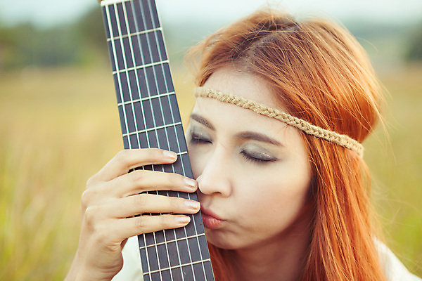 포토 JPG 해외이미지 1 여자 행복 문화 음악 밭 자연 한명 사람 성인 야외 10대 초록색 유행 음악가 가수 자유 수확 기구 기타 복고 기타리스트 뮤지컬 집시 히피 스타일 해외202004 해외포토 직업 감정 컬러 컨셉 농업 청소년 현악기 문화예술 연주자 생태계 파일형식 이미지허브