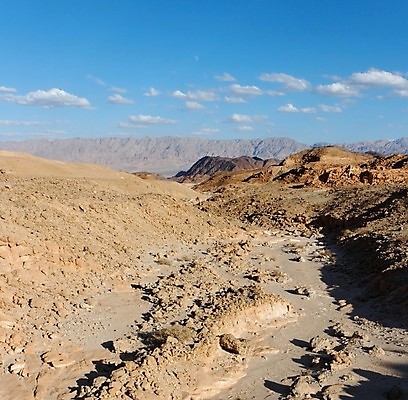 포토 JPG 해외이미지 구름 공원 모래 오렌지 중동 자국 자연 하늘 산 건조 풍경 사람없음 야외 여름 파란색 노란색 환경 골짜기 계곡 일몰 절벽 하이킹 사막 바위 개울 저녁 언덕 사암 흙더미 산악지대 이스라엘 전국 해외202004 해외포토 자연요소 계절 공공시설 나라 컬러 과일 레저 강 노을 흙 돌_바위 야간 생태계 서아시아 파일형식 더미 이미지허브