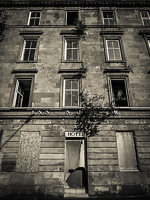 포토 JPG 해외이미지 나무 식물 디자인 외관 벽 건축양식 창문 호텔 날씨 사람없음 건물 검은색 어둠 수확 성장 흰색 도시 도심 버리기 사인 장면 지역 시들음 여관 깨짐 빈민가 썩음 옛날 우울증 파멸 해외202004 해외포토 건축물 건축 컬러 컨셉 농업 모션 숙소 질병 파일형식 소멸 이미지허브