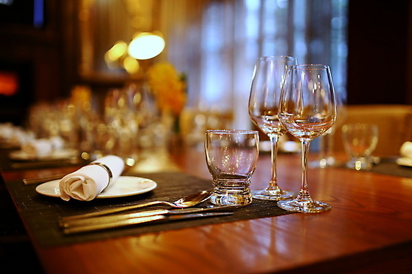 포토 JPG 해외이미지 식기 접시 안경 유리 탁자 사람없음 내부 장식 세트 식당 와인 식사 저녁식사 희망 카페 흰색 고급 우아함 은색 만족 설정 점심식사 해외202004 해외포토 잡화 감정 컬러 가구 컨셉 재질 주류 상점 파일형식 이미지허브