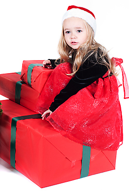 포토 JPG 해외이미지 전통 드레스 계절 여자 행복 어린이 포즈 크리스마스 장난 놀이 휴가 기념 선물 한명 미소 앉기 빨간색 금발 검은색 기쁨 아기 걸음마 해외202004 해외포토 1 헤어스타일 옷 기념일 감정 컬러 모션 표정 사람 파일형식 이미지허브