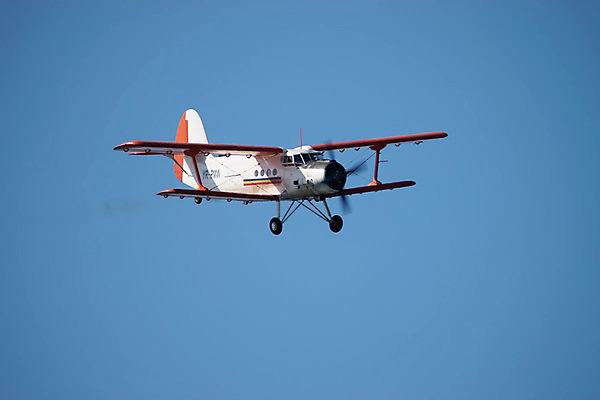포토 JPG 해외이미지 직업 유럽 호수 여행 날개 교통시설 하늘 비행기 이벤트 사람없음 파란색 축제 공연 공항 파일럿 고도 항공 속도 프로펠러 쇼 제트기 우주산업 루마니아 에어쇼 곡예비행 대패 부쿠레슈티 해외202004 해외포토 나라 산업 컬러 교통 항공교통 대중교통 우주 비행 시설 파일형식 이미지허브