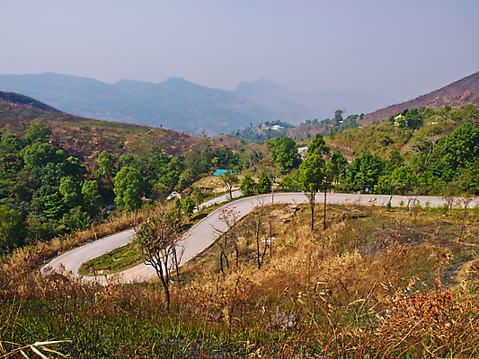 포토 JPG 해외이미지 나무 전통 아시아 도로 길 선 여행 백그라운드 교통시설 태국 자연 벽지 하늘 날씨 휴가 산 풍경 사람없음 야외 목재 초록색 여름 파란색 탑 운전 시골 숲 시력 북쪽 내추럴 루트 방법 해외202004 해외포토 식물 건축물 계절 나라 컬러 교통 재료 모션 방향 시설 생태계 파일형식 이미지허브
