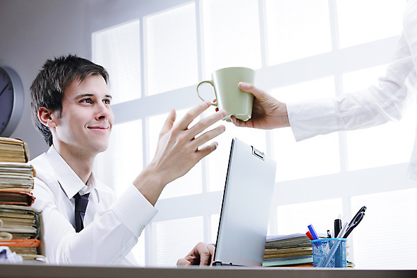 포토 JPG 해외이미지 커피 휴식 한명 사람 앉기 성인 두명 컵 가로 노트북 사무실 쌓기 직장인 비즈니스맨 전문직 책상 문서 폴더 성인남자만 해외202004 해외포토 직업 1 식기 남자 음료 가구 컨셉 비즈니스 모션 전자제품 파일 남자만 성인만 파일형식 이미지허브