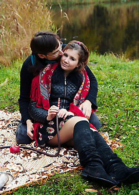 포토 JPG 해외이미지 웰빙 여자 남자 행복 음식 2 과일 가족 자연 휴식 함께함 흡연 앉기 두명 빨간색 초록색 소풍 파티 바구니 우정 자유 대접 시간 사과 해외202004 해외포토 감정 컬러 컨셉 관계 모션 담배 사람 이벤트 친구 야외활동 생태계 파일형식 이미지허브