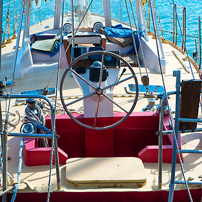 포토 JPG 해외이미지 스포츠 바다 여행 요트 교통시설 항해 사람없음 내부 목재 물 파란색 장비 운전 흰색 바퀴 보트 클래식 고급 크루즈 강의 갑판 방향 함선 모터보트 네비게이션 옛날 제어 해외202004 해외포토 자연요소 나무 컬러 교통 컨셉 배_교통 재료 모션 시설 파일형식 이미지허브