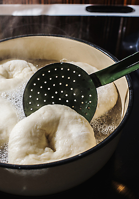 포토 JPG 해외이미지 실내 사람없음 냄비 베이글 끓이기 삶기 해외202004 해외포토 빵 모션 내부 솥 파일형식 이미지허브