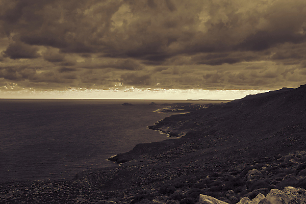 포토 JPG 해외이미지 구름 유럽 파도 바다 섬 겨울 자연 하늘 산 흑백 파노라마 풍경 사람없음 야외 환경 바위 황무지 고독 지중해 그리스 생태계 장면 암초 멀리 깊이 해외202004 해외포토 자연요소 계절 감정 나라 촬영기법 돌_바위 파일형식 이미지허브