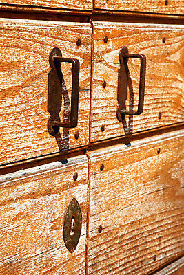 포토 JPG 해외이미지 전통 디자인 백그라운드 패턴 건축양식 벽지 추상 출입구 주택 손잡이 사람없음 건물 목재 장식 빨간색 갈색 문 금속 검은색 수확 골동품 흰색 시골 못 철 묘사 질감 잠금 보안 대문 볼트 열쇠구멍 구식 그런지 옛날 스타일 해외202004 해외포토 나무 건축물 건축 컬러 무늬 농업 재료 재질 안전 공구 파일형식 이미지허브