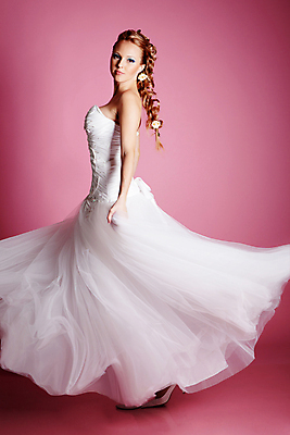 포토 JPG 해외이미지 백인 모델 1 라이프스타일 헤어스타일 응시 드레스 여자 행복 얼굴 분홍색 포즈 결혼 건강 한명 사람 성인 금발 유행 흰색 축하 신선 가운 우아함 순수 입술 명상 고립 천진난만 해외202004 해외포토 서양인 시선 옷 감정 컬러 컨셉 이벤트 생활 신체부위 파일형식 이미지허브