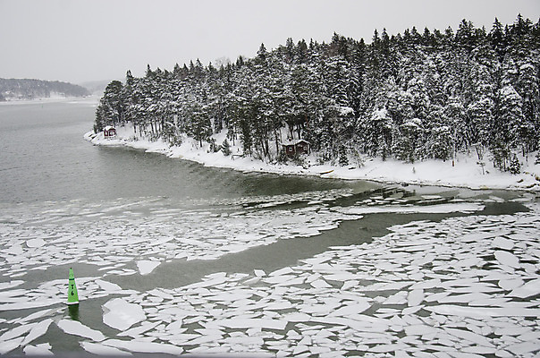 포토 JPG 해외이미지 나무 유럽 호수 바다 여행 겨울 건축양식 자연 날씨 주택 스웨덴 핀란드 풍경 사람없음 야외 건물 물 반사 환경 얼음 회색 젖음 추위 흰색 소나무 투명 눈송이 재산 숲 크리스탈 북극 서리 빙산 북쪽 침엽수 전나무 고립 스칸디나비아 해외202004 해외포토 자연요소 식물 건축물 계절 건축 나라 컬러 눈_날씨 북유럽 금융 광석 극지방 방향 생태계 파일형식 이미지허브