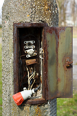 포토 JPG 해외이미지 사람없음 빨간색 문 검은색 힘 전선 콘센트 연결 잠금 봉 부화 옛날 콘크리트 현재 공급 해외202004 해외포토 컬러 컨셉 보안 파일형식 이미지허브