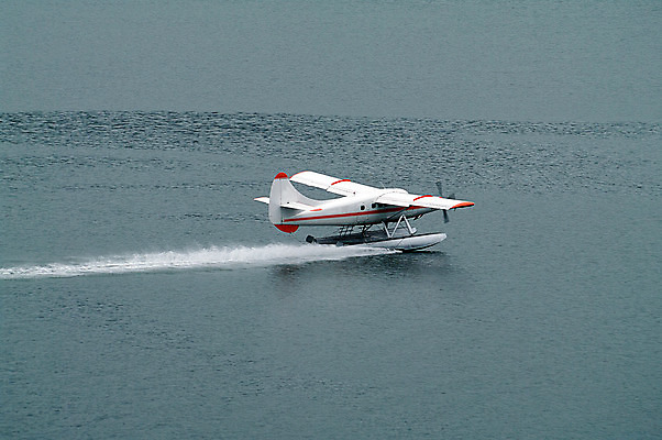 포토 JPG 해외이미지 바다 여행 날개 교통시설 자연 휴가 비행기 안테나 사람없음 물 여름 만 쌍둥이 도착 항공 프로펠러 분무기 포트 엔진 알래스카 대패 착륙 해외202004 해외포토 자연요소 계절 교통 통신 가족 항공교통 대중교통 미국 시설 생태계 파일형식 이미지허브