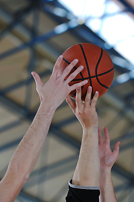 포토 JPG 해외이미지 손 농구 농구공 실내 아웃포커스 신체부위 운동 농구장 손뻗기 뺏기 해외포토 공 스포츠시설 모션 촬영기법 건강 사람 내부 구기 파일형식 이미지허브