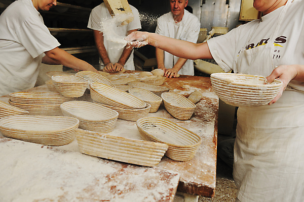 포토 JPG 해외이미지 그릇 여자 남자 공장 실내 들기 여러명 상반신 성인 앞모습 옆모습 뿌리기 밀가루 제빵 성인만 해외202004 해외포토 식기 뷰포인트 다수 공업 모션 사람 내부 제과제빵 가루 파일형식 이미지허브