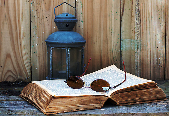 포토 JPG 해외이미지 종이 안경 텍스트 선반 사람없음 목재 책 갈색 성경 어둠 페이지 옛날 해외202004 해외포토 나무 잡화 컬러 가구 재료 종교용품 파일형식 이미지허브