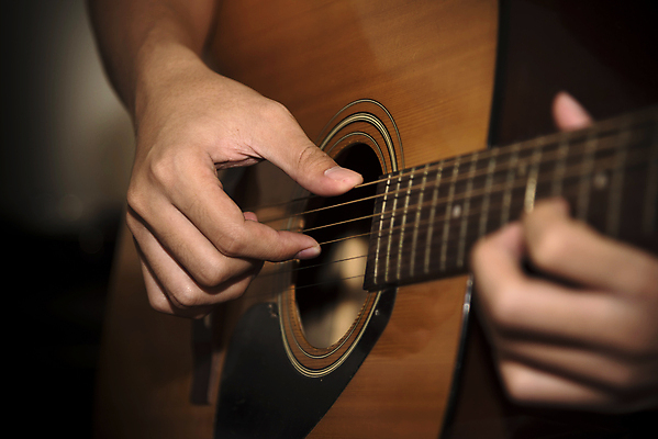 포토 JPG 해외이미지 손 연주 실내 신체부위 기타 잡기 해외202004 해외포토 음악 모션 현악기 사람 내부 파일형식 이미지허브