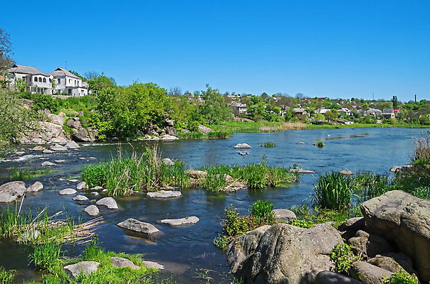 포토 JPG 해외이미지 나무 여행 컨셉 잎 자연 하늘 주택 협상 풍경 사람없음 빨간색 초록색 물 파란색 마을 환경 침묵 흐름 추위 개울 매끈함 숲 강가 오두막 지역 타운 천국 평야 해외202004 해외포토 자연요소 식물 컬러 비즈니스 건물 강 소리 도시 감각 생태계 파일형식 이미지허브