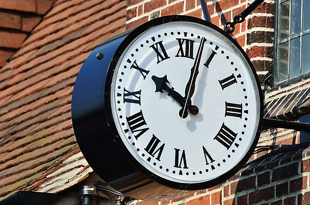 포토 JPG 해외이미지 얼굴 벽 시계 건축양식 벽돌 거리 사람없음 야외 건물 빨간색 파란색 금속 검은색 수확 골동품 흰색 도시 시간 원형 역사 큼 복고 정사각형 로마인 분 옛날 해외202004 해외포토 도형 건축물 건축 컬러 농업 재질 인종 신체부위 크기 파일형식 이미지허브