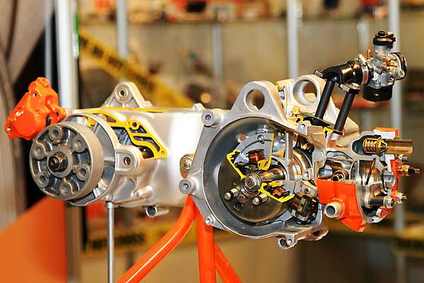 포토 JPG 해외이미지 부분 사람없음 상점 스쿠터 오토바이 레이싱 업무 작업실 수리 작음 서비스 엔진 차고 해외202004 해외포토 시합 바이크 작업 크기 파일형식 이미지허브