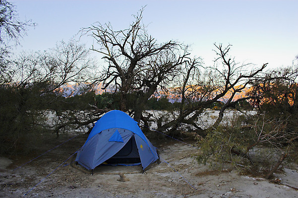 포토 JPG 해외이미지 나무 공원 모래 스포츠 여행 하늘 휴식 텐트 사람없음 파란색 계곡 트래킹 캠핑 회색 사막 죽음 캠핑장 먼지 점토 땅바닥 전국 해외202004 해외포토 식물 공공시설 컬러 컨셉 레저 바닥 캠핑도구 파일형식 이미지허브