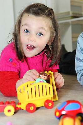 포토 JPG 해외이미지 백인 얼굴 어린이 놀이 한명 파란색 장난감 놀람 기쁨 흰색 표현 당기기 눈썹 만족 아치 오르기 해외202004 해외포토 서양인 1 감정 컬러 모션 표정 사람 신체부위 파일형식 이미지허브